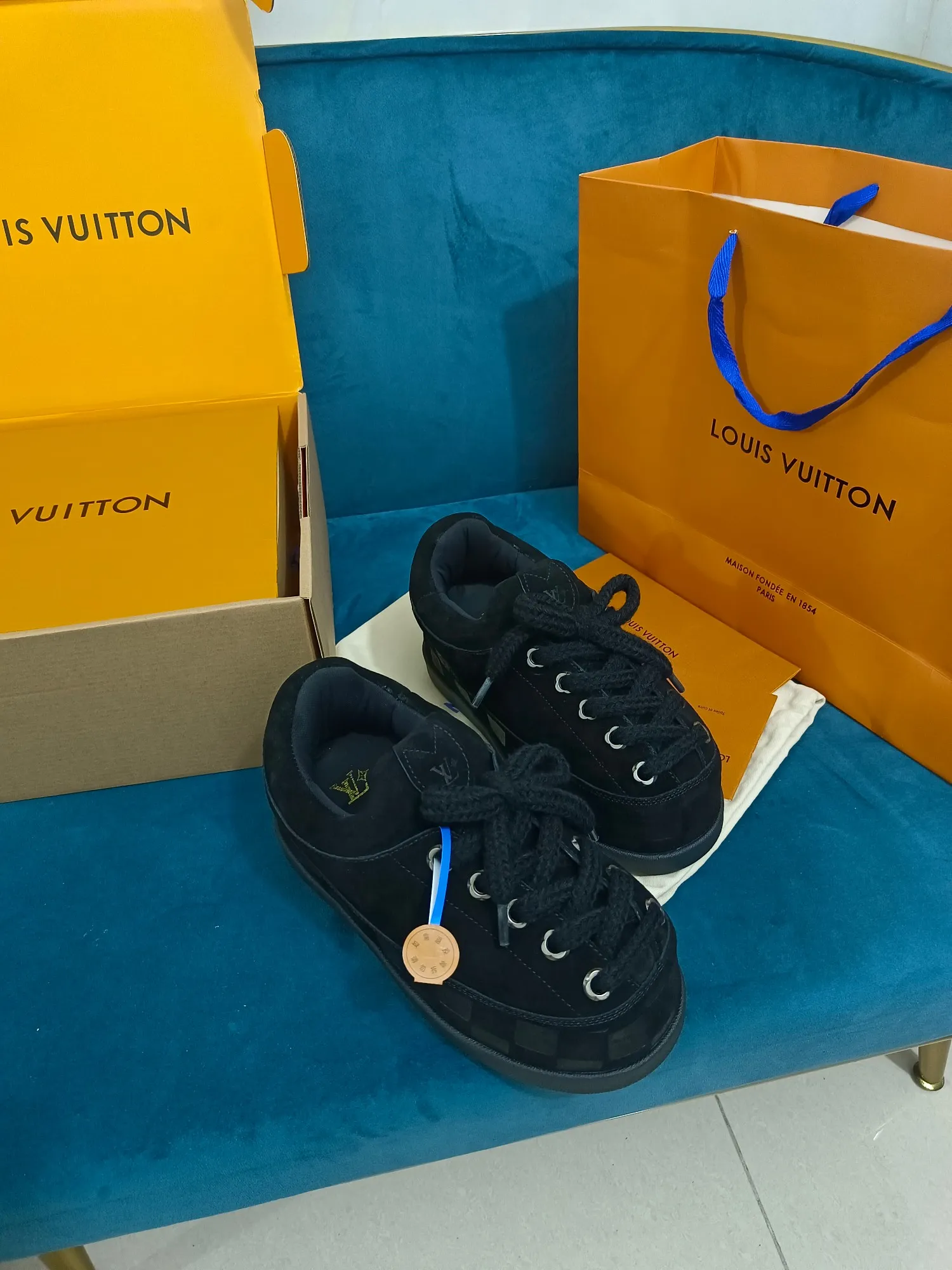 👟👟Ex-factory price 640👟👟 LV YETI slip-on shoes, based on suede cow leather, partially embossed with Nigo's reinterpretation of LV Damier pattern, cleverly echoing the Chinese tradition of taking off shoes when entering the house, and the "small feet" aesthetic is integrated into Chinese street genes. The palm-printed rubber outsole hides the LV letters and Monogram flowers. The exquisite craftsmanship made in Italy shows the brand's heritage in a comfortable slip-on style. The reservation mode adds a unique style, it is traditional and trendy, and it is suitable for couples aged 35-45.
